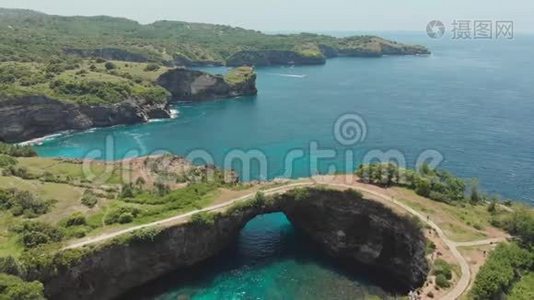 印度尼西亚NusaPenida的破碎海滩。 空中无人机视野。视频