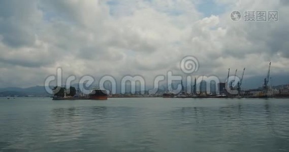 巴统海港的工业起重机和油轮视频