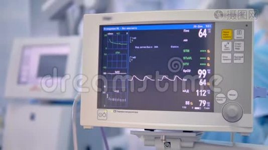 手术中的医疗器械心电监护显示患者的参数-心跳、血压.视频