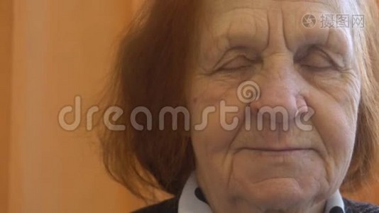 一位微笑的老年妇女看镜头的肖像视频