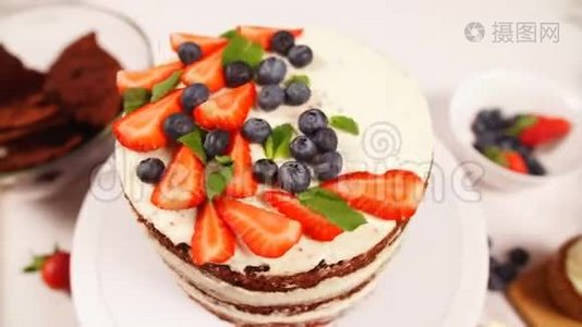 美丽的现代蛋糕，白色填充装饰浆果和草莓。视频