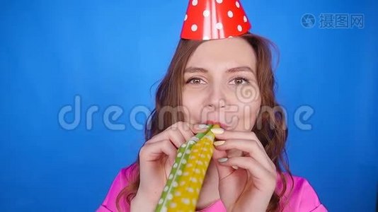 有趣的女人庆祝生日，用喇叭吼叫视频