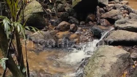 山涧带清水.视频