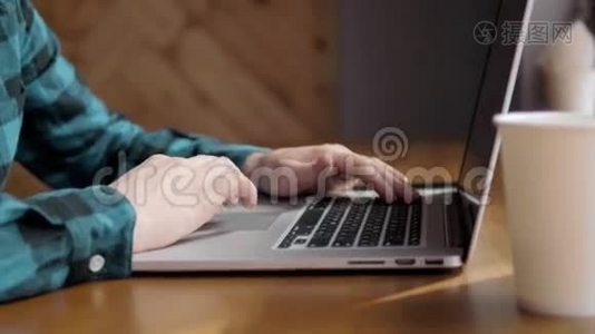 在办公室里用笔记本电脑特写男性的手，在咖啡馆旁`商人的手在笔记本键盘上打字视频