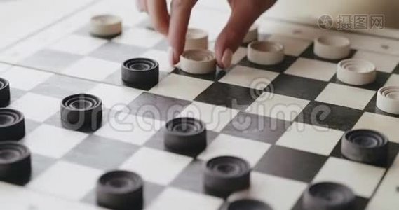 跳棋游戏。 光片捕捉三个暗片视频