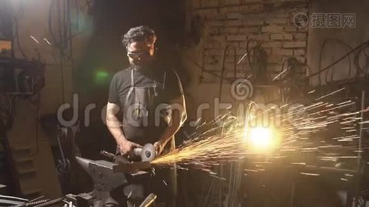 金属角磨机切割时火花.. 铁匠在金属车间工作。 使用工业的工人视频