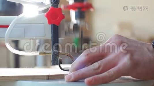 熟练的木匠在工作中使用新技术的图片。视频