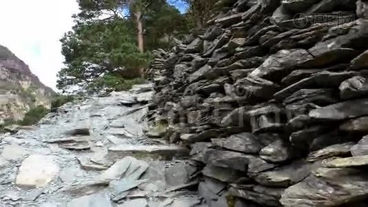 爬上岩石山视频