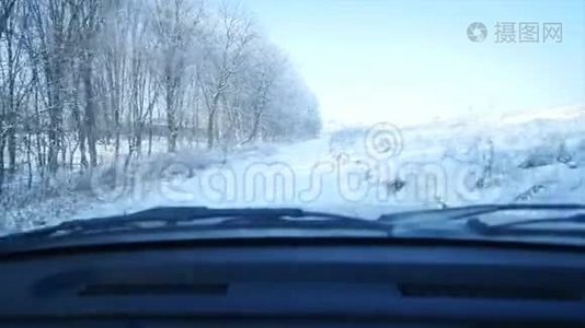 21.01.2018，乌克兰Chernivtsi-在结冰的道路上驾驶汽车。 危险的道路。 冬季景色视频