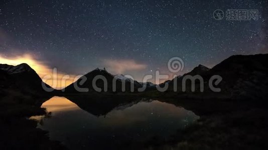 星空和猎户座时光在阿尔卑斯山上流逝，在白雪皑皑的山岭之外，在田园诗般的高山湖上倒影视频