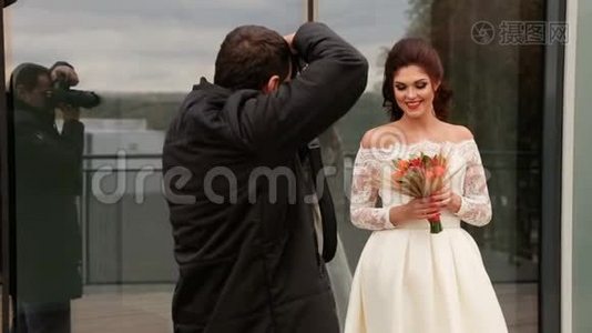 新娘向摄影师摆姿势视频