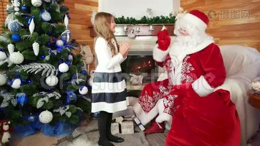 圣诞老人送圣诞礼物给小女孩，小孩参观圣尼古拉斯冬季住宅视频