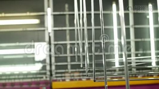 生产和制造双层玻璃窗和PVC窗，这是一个有洗涤生产线的生产部门视频