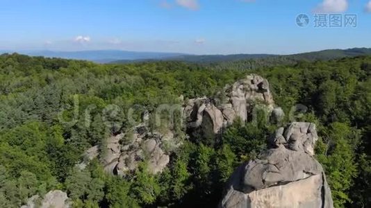 空中飞行。 在茂密的山林中，岩石得到了极大的缓解视频