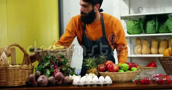 在蔬菜柜台工作的男性工作人员视频