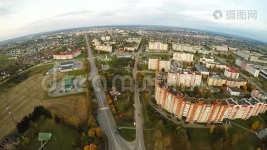 空中观景路路口五条道路.. 利达市郊区的飞机。 住宅区。 白俄罗斯视频