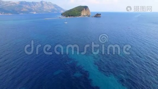 Budva黑山圣尼古拉岛的鸟瞰图视频