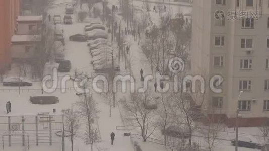 莫斯科一个宿舍区的冬街生活。视频