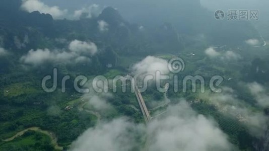 石灰岩岩石中热带乡村道路的鸟瞰图。 克拉比和苏拉塔尼当地村庄的俯视图视频