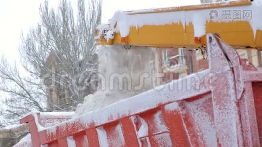 特写专门的雪坑把雪卸到卡车上视频