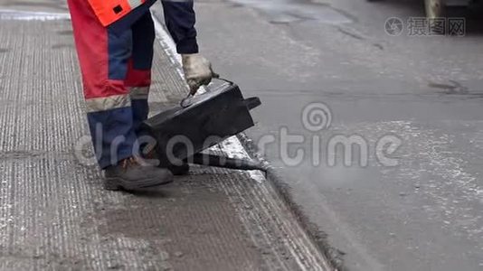 修路。 工作细节，工人浇筑树脂路面覆盖沥青..视频