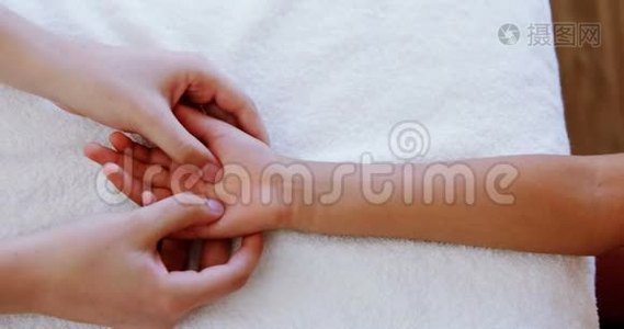 女物理治疗师为男婴提供手部按摩视频