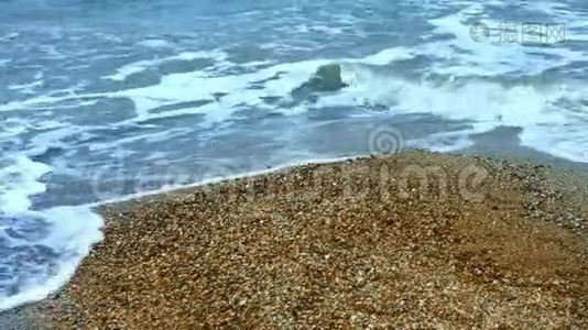 海水的泡沫在夏季海滩的沙质海岸的背景视频