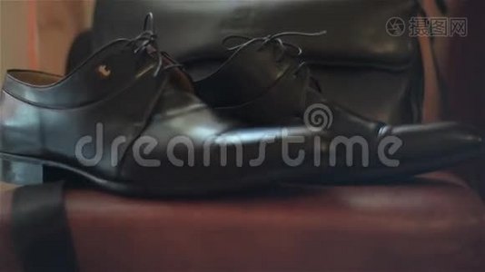 男鞋跟踪视频