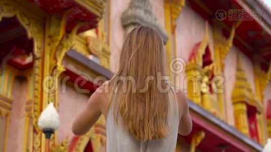 泰国普吉岛Wat Chalong寺庙的年轻女子视频