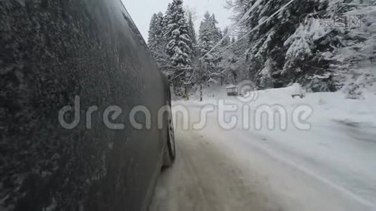 在冬季道路上超速行驶.视频