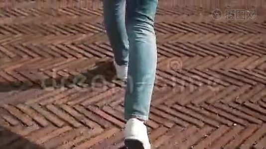 女游客在意大利罗马的台阶上奔跑，并在智能手机上拍摄康斯坦丁拱门竞技场的照片。 慢动作。视频