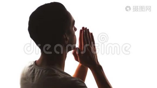 向上帝祈祷的人的剪影。 信仰和宗教概念视频