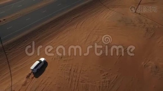 白色克莱斯勒汽车沿着沙质的路边漂流视频