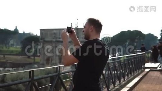 人类游客在意大利罗马的智能手机上拍摄风景照片。 康斯坦丁的拱门在背景上。 慢动作。视频