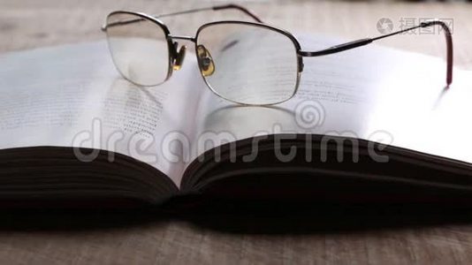 眼镜和一本书视频