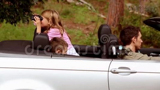 一家人坐着银色的车视频