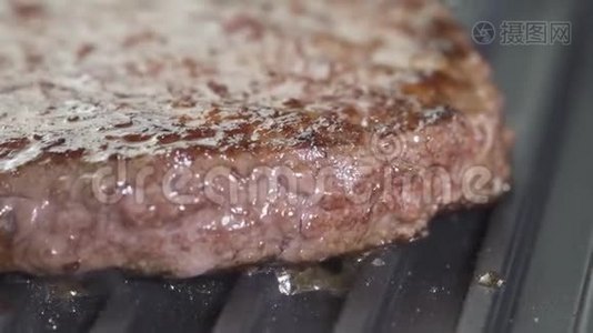 汉堡牛肉在烤架上烹饪视频