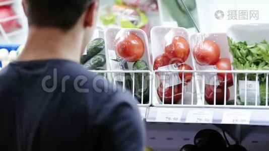 年轻人在超市里吃蔬菜视频