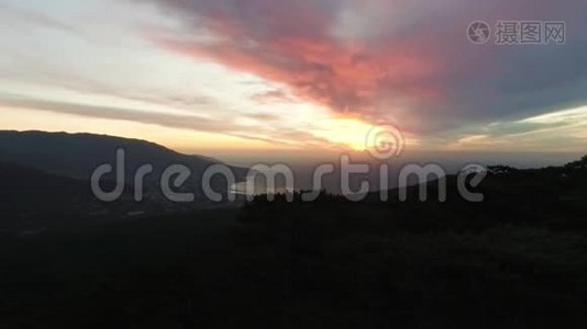 美丽日落的惊人鸟瞰。 中枪。 夏日的山水与沙滩，夏日的绿林视频