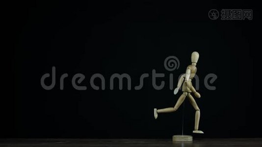停止运动运行的木制人物假人旋转在工作室的黑色背景为标题视频
