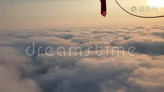 冒险第一人称景观，从田野、草地、河流和上空的云中乘坐热气球飞行视频