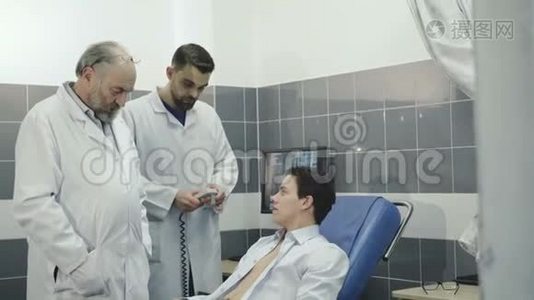 两名医生对病人进行检查。 4K视频