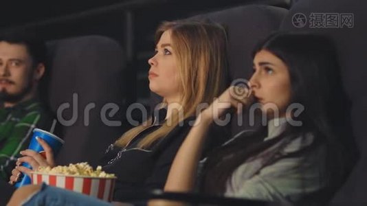 两个男人在电影院和女朋友一起笑视频