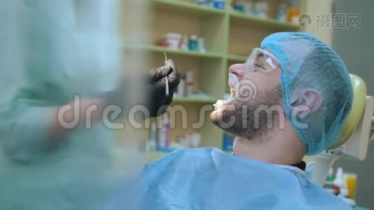 医生在牙科诊所用拉钩检查病人视频