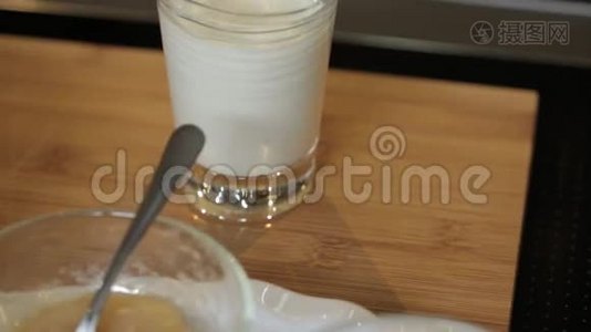 早餐麦片牛奶和果酱视频