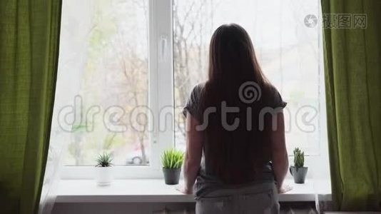 女人看着窗外视频