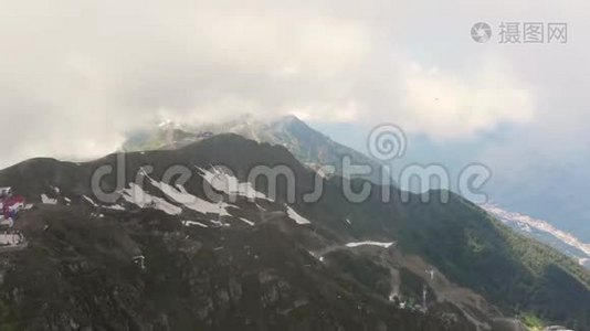 相机飞过群山。 艾布拉岭。 雪背景上有小屋的缆车。 滑雪场附近的山脉视频