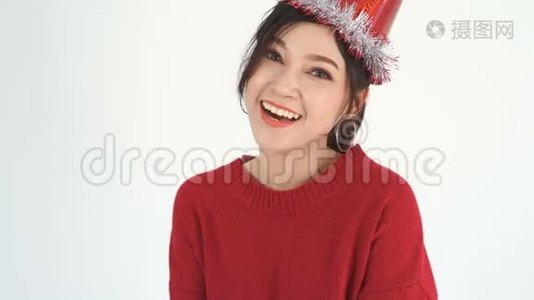 一位戴着帽子、拿着一个红色圣诞礼品盒的快乐女人，以此来表示视频