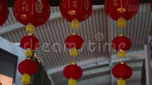 春节红纸在商场装饰。视频