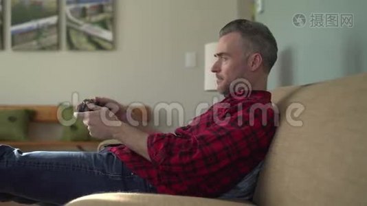 男人下班后喜欢玩电子游戏视频